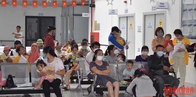 Khu vực tiếp đón bệnh nhân tại Bệnh viện Nhi Thái Bình luôn chật kín người.