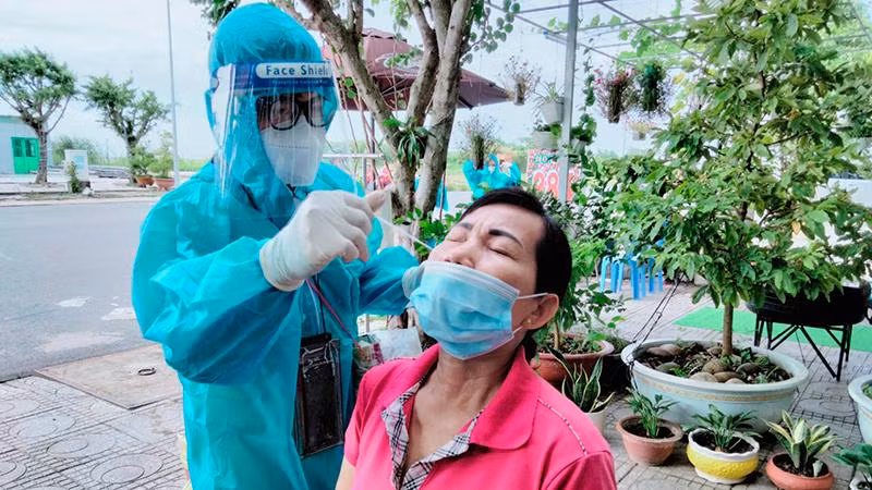  Nhân viên y tế lấy mẫu xét nghiệm Covid-19 do người dân ở phường Vĩnh Thanh, thành phố Rạch Giá, tỉnh Kiên Giang (Ảnh minh họa)