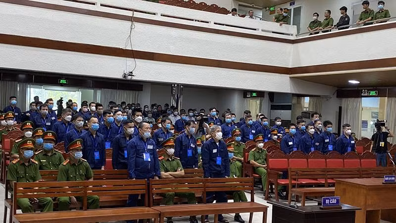 Các bị cáo tại phiên tòa xét xử.