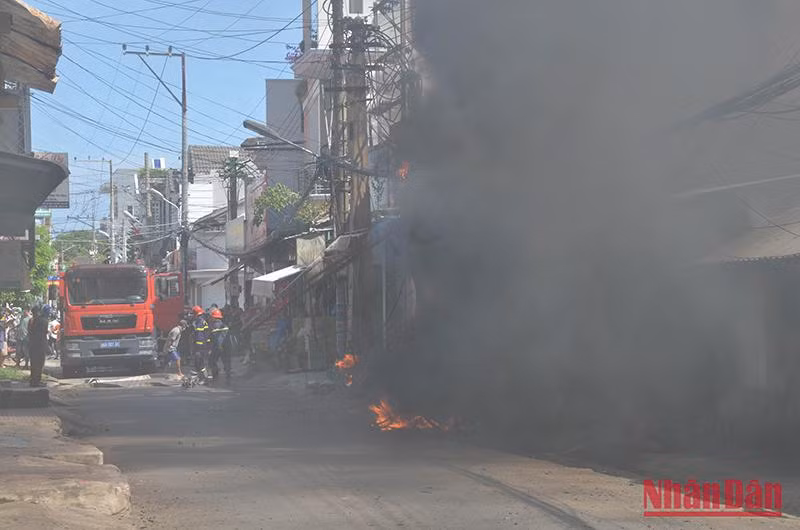 Lực lượng Cảnh sát Phòng cháy, chữa cháy và cứu nạn, cứu hộ Công an tỉnh Bình Thuận nhanh chóng tới hiện trường cùng phương tiện để dập lửa.