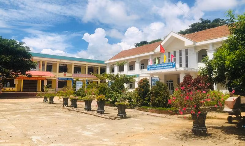 Trường tiểu học Đức Hiệp đầu tư 3,6 tỷ đồng. Nhiều công trình đầu tư công chậm hoàn tất các thủ tục quyết toán khiến tài chính trễ nải, kéo dài.