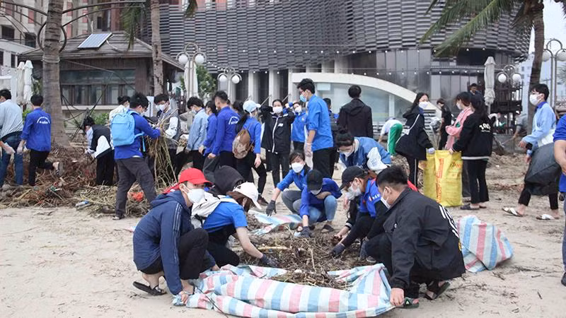 Lực lượng đoàn thanh niên tham gia vệ sinh môi trường biển.