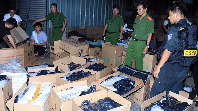 Lực lượng công an tiến hành thu giữ số thuốc lá lậu.