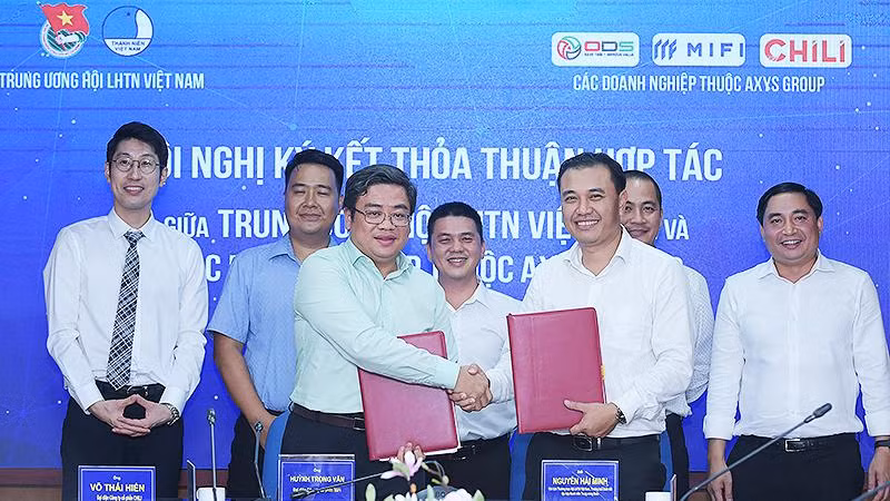 Đại diện các bên liên quan triển khai ký kết thỏa thuận.