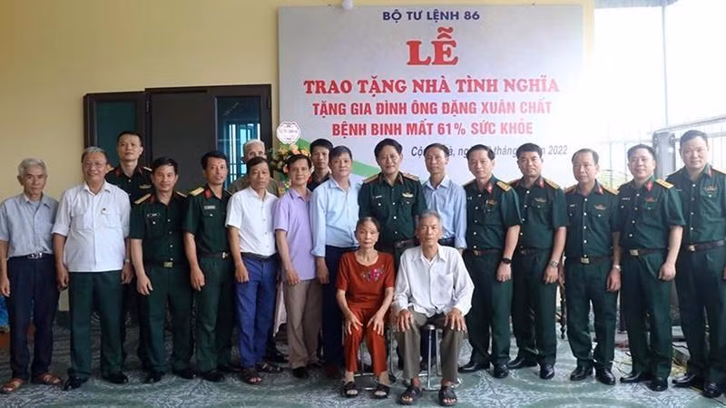 Gia đình ông Đặng Xuân Chất, xã Cộng Hòa, huyện Nam Sách trong ngày vui khánh thành ngôi nhà tình nghĩa.