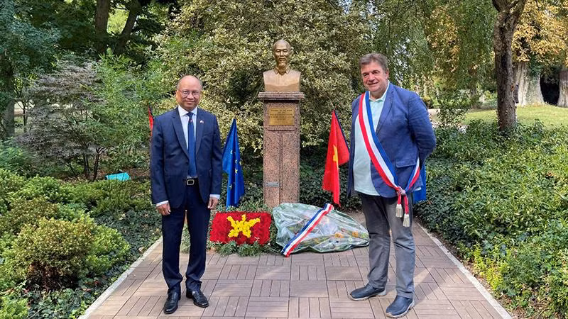 Đại sứ Việt Nam tại Pháp Đinh Toàn Thắng chụp ảnh lưu niệm cùng Phó Thị trưởng thành phố Montreuil, ông Philippe Lamarche.