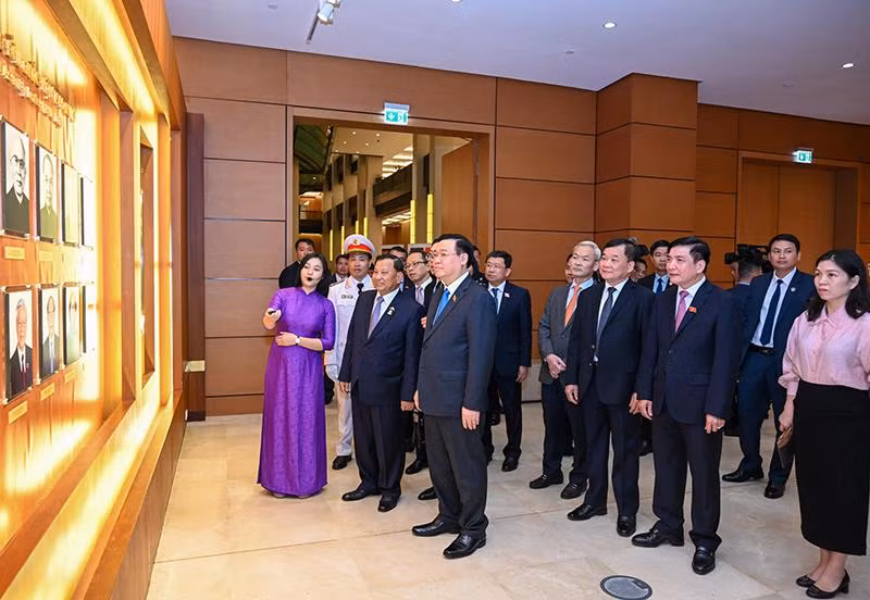 Chủ tịch Thượng viện Vương quốc Campuchia Samdech Say Chhum và đoàn đại biểu cấp cao Thượng viện Vương quốc Campuchia thăm phòng truyền thống Quốc hội Việt Nam.