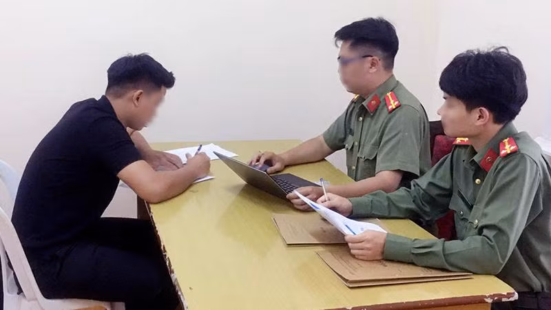 T.B.H làm việc với cơ quan công an.