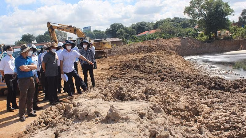 Lãnh đạo tỉnh Đồng Nai kiểm tra tiến độ thi công một dự án trên địa bàn thành phố Biên Hòa.