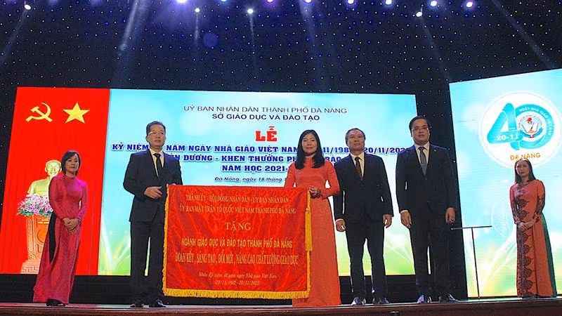 Bí thư Thành ủy Đà Nẵng Nguyễn Văn Quảng trao tặng ngành giáo dục và đào tạo thành phố bức trướng với thông điệp “Đoàn kết, sáng tạo, đổi mới nâng cao chất lượng giáo dục”. 