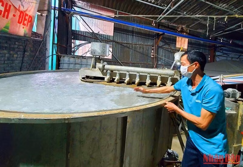 Hệ thống xử lý nước thải tuần hoàn của một cơ sở sản xuất giấy ở làng nghề giấy Phong Khê, thành phố Bắc Ninh (Bắc Ninh).