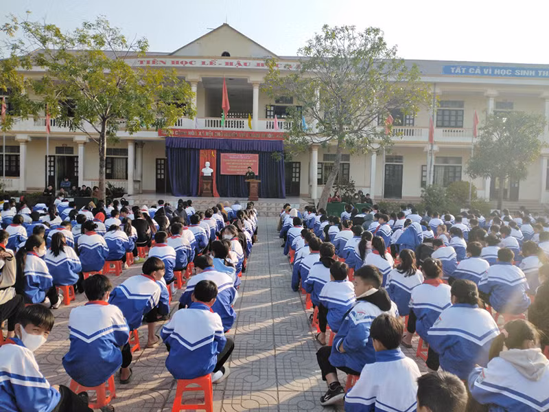 Đồn Biên phòng Quỳnh Phương phối hợp tuyên truyền truyền thống quân đội, Bộ đội Biên phòng và phổ biến pháp luật cho các em học sinh Trường THCS xã Quỳnh Lập, thị xã Hoàng Mai.