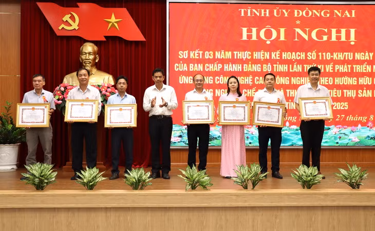 Lãnh đạo tỉnh Đồng Nai trao Bằng khen cho các cá nhân.