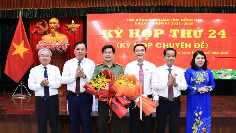 Các đồng chí lãnh đạo tỉnh chúc mừng tân Phó Chủ tịch Ủy ban nhân dân tỉnh Hồ Văn Hà và Đại tá Nguyễn Đức Hải.