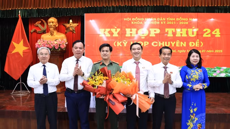 Các đồng chí lãnh đạo tỉnh chúc mừng tân Phó Chủ tịch Ủy ban nhân dân tỉnh Hồ Văn Hà và Đại tá Nguyễn Đức Hải.
