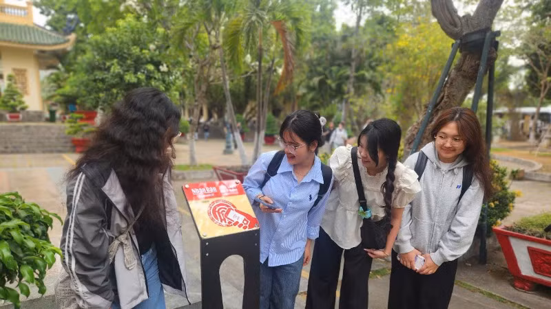 Các bạn trẻ trải nghiệm thiết bị bảng gắn chip NFC tại Văn miếu Trấn Biên.