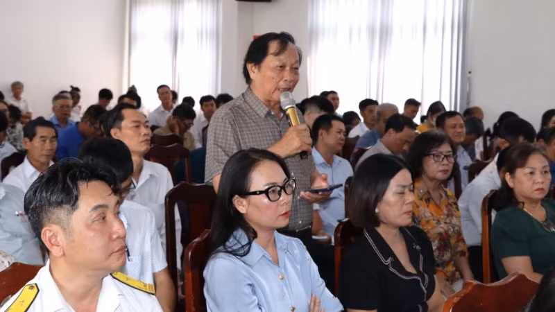 Cử tri phường Tân Hiệp, thành phố Biên Hòa nêu ý kiến tại buổi tiếp xúc với Đoàn đại biểu Quốc hội tỉnh Đồng Nai.
