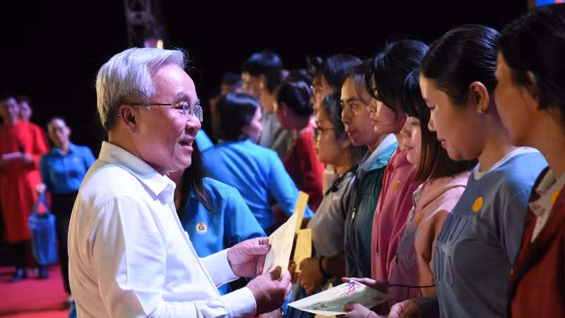 Chủ tịch Ủy ban Mặt trận Tổ quốc Việt Nam Cao Văn Quang trao tặng quà Tết cho người lao động.