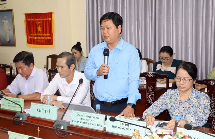 Phó Chủ tịch Ủy ban Mặt trận Tổ quốc Việt Nam tỉnh Đồng Nai Vũ Đình Trung trả lời các câu hỏi của phóng viên tại buổi họp báo.