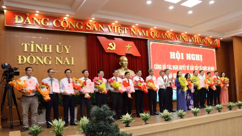 Lãnh đạo tỉnh Đồng Nai trao quyết định nghỉ hưởng chế độ chính sách đối với 16 đồng chí lãnh đạo sở, ngành.