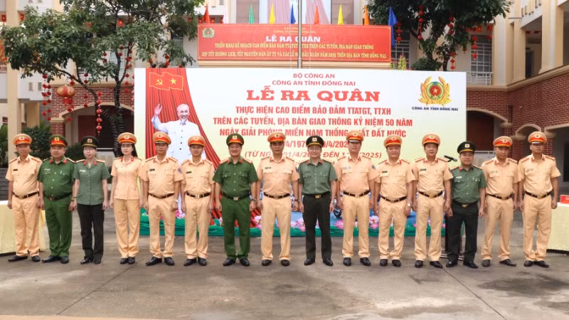 Lãnh đạo Công an tỉnh Đồng Nai và các đơn vị nghiệp vụ tham dự lễ ra quân.