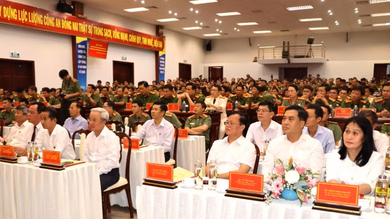 Các đồng chí trong Ban Thường vụ Tỉnh ủy Đồng Nai cùng đại biểu tham dự hội nghị.