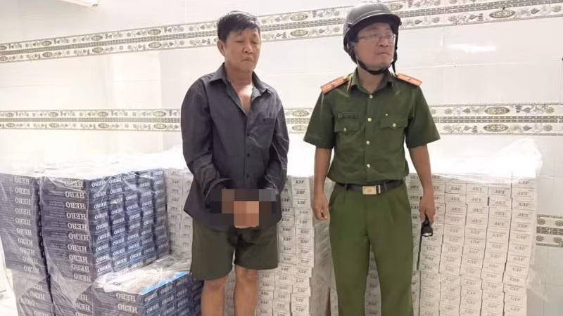 Đối tượng Võ Thanh Tiến cùng tang vật.