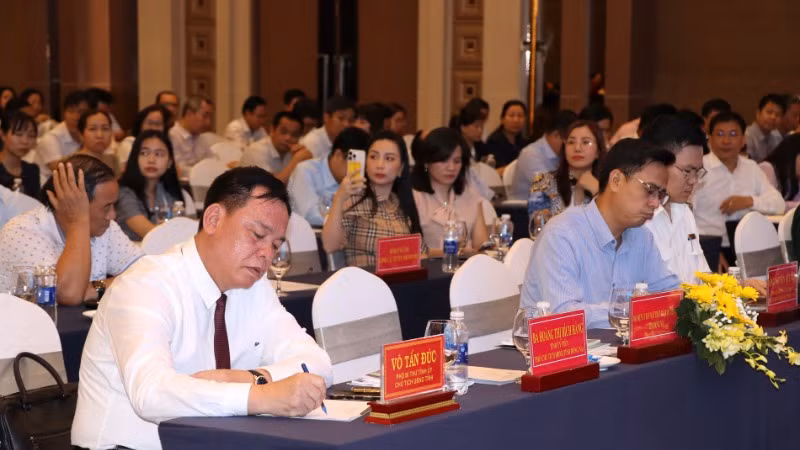 Phó Bí thư Tỉnh ủy, Chủ tịch Ủy ban nhân dân tỉnh Đồng Nai Võ Tấn Đức, cùng các đại biểu tham dự buổi gặp gỡ, đối thoại.