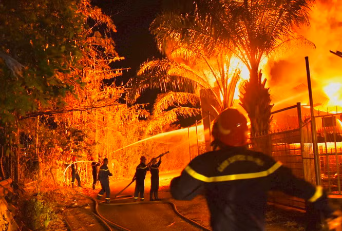 Lực lượng chức năng dập lửa.