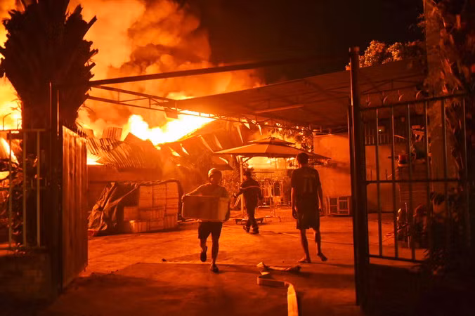 Người dân di dời tài sản khỏi kho hàng.