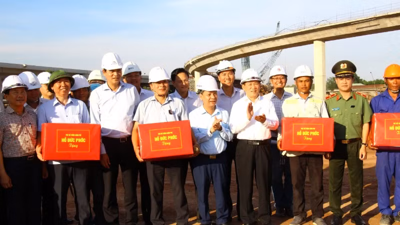 Đoàn công tác Chính phủ tặng quà động viên các đơn vị thi công dự án cao tốc Bến Lức - Long Thành.