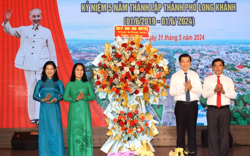 Thay mặt lãnh đạo tỉnh Đồng Nai, Bí thư Tỉnh ủy Đồng Nai Nguyễn Hồng Lĩnh tặng lẵng hoa chúc mừng cho tập thể Thường trực Thành ủy Long Khánh.