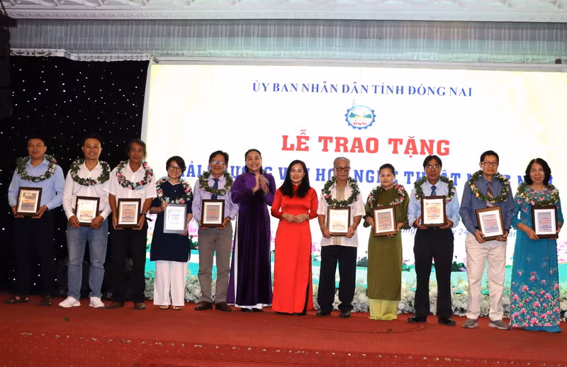 Các tác giả đạt giải B.