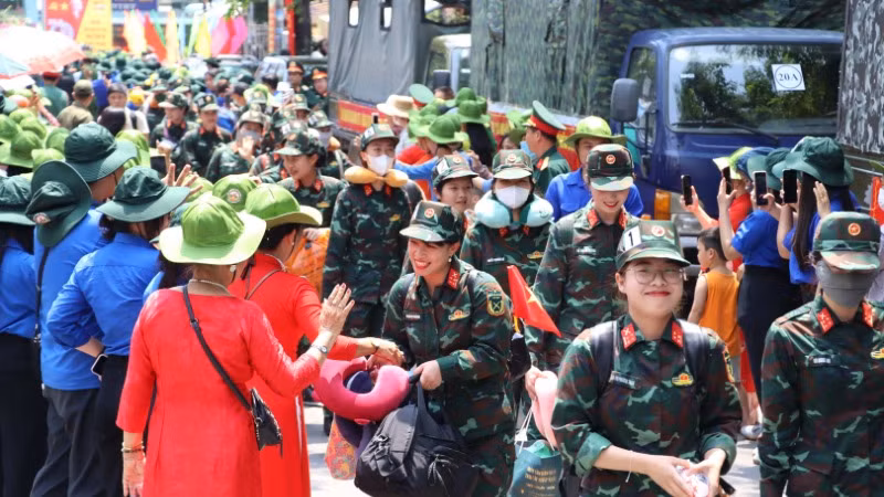 Người dân thành phố Biên Hòa nồng nhiệt đón lực lượng diễu binh, diễu hành.