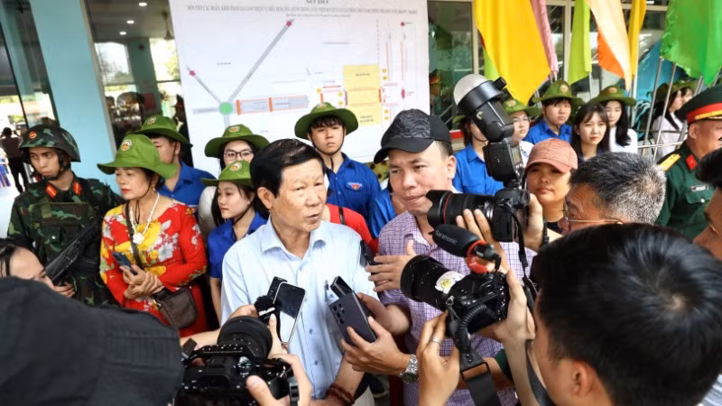 Ông Võ Quang Ngọc chia sẻ cảm xúc với các phóng viên, nhà báo.