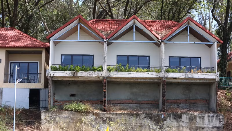 Nhà nghỉ dưỡng kiên cố được xây dựng trên Đảo Ó để kinh doanh du lịch.