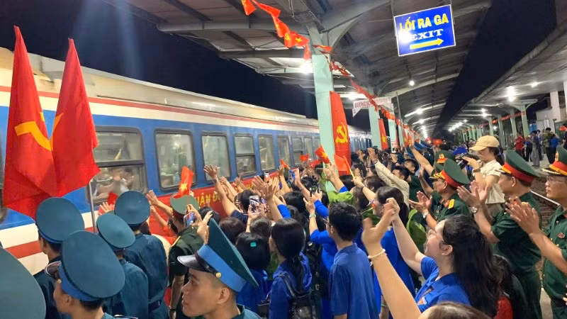 Đông đảo cán bộ, người dân tỉnh Đồng Nai tiễn cán bộ, chiến sĩ hành quân bằng tàu hỏa về lại đơn vị.