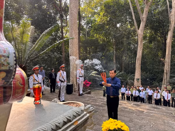 Bí thư Tỉnh ủy Đồng Nai Nguyễn Hồng Lĩnh và đoàn công tác dâng hương tại Di tích lịch sử Trung ương cục miền nam.