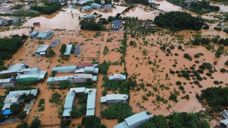 Đến chiều 29/10, nước nhiều nơi ở phường Phước Tân vẫn còn ngập sâu.