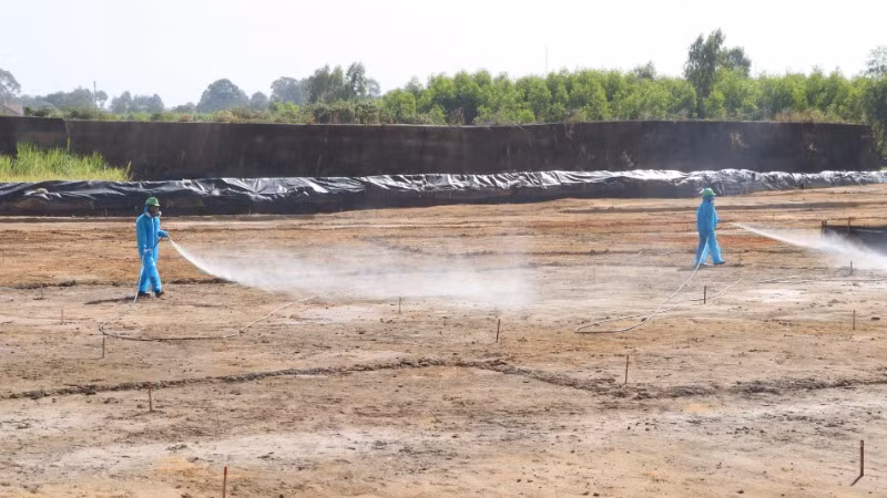 Công nhân xử lý ô nhiễm dioxin tại khu vực bên trong sân bay Biên Hòa.