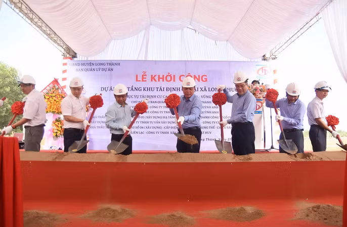 Lãnh đạo tỉnh Đồng Nai và huyện Long Thành thực hiện nghi thức khởi công Khu tái định cư Long Phước.