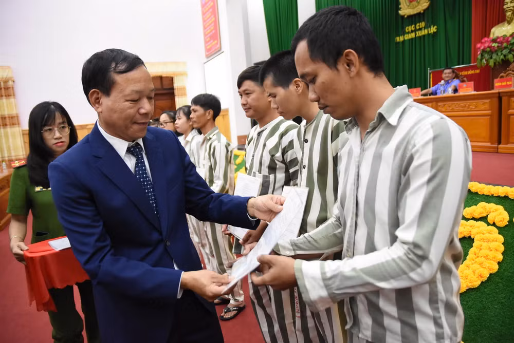 Phó Chánh án Tòa án nhân dân Tối cao Nguyễn Trí Tuệ trao Giấy chứng nhận đặc xá.