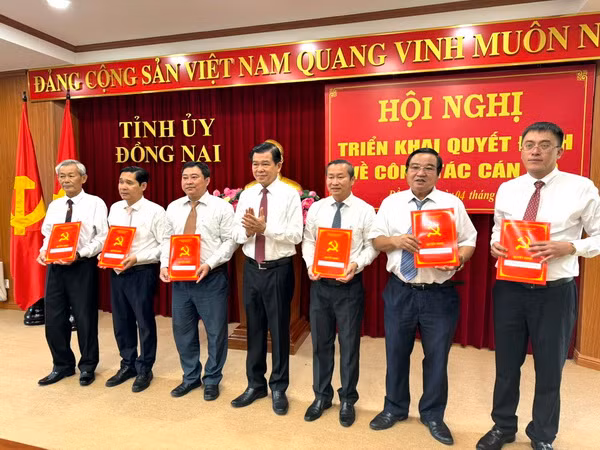 Bí thư Tỉnh ủy Đồng Nai Nguyễn Hồng Lĩnh trao các quyết định về công tác cán bộ.