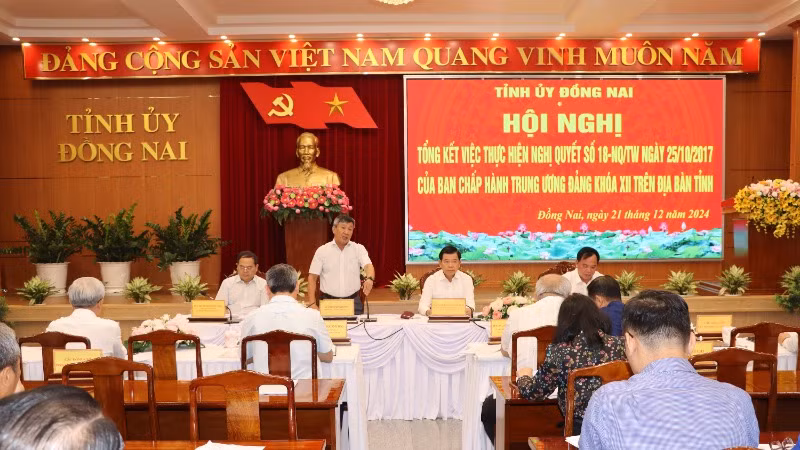 Các đồng chí Thường trực Tỉnh ủy Đồng Nai chủ trì hội nghị.