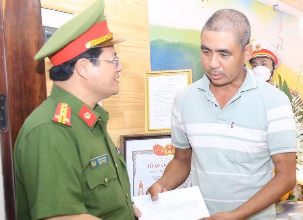 Đại tá Trần Anh Sơn, Phó Giám đốc Công an tỉnh Đồng Nai chia sẻ đau thương với gia đình liệt sĩ, Trung tá Nguyễn Khắc Thường.