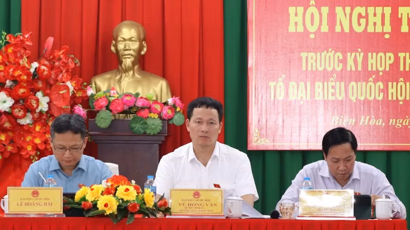 Bí thư Tỉnh ủy, Trưởng Đoàn đại biểu Quốc hội tỉnh Đồng Nai Vũ Hồng Văn (giữa) cùng với các đại biểu Quốc hội tiếp xúc cử tri chiều 18/4.