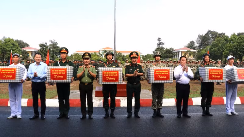 Đồng chí Nguyễn Trọng Nghĩa cùng các đồng chí lãnh đạo Bộ Quốc phòng, Bộ Công an, tỉnh Đồng Nai tặng quà động viên các khối Quân đội.
