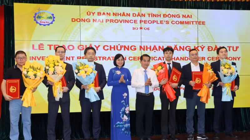 Chủ tịch Hội đồng nhân dân tỉnh Đồng Nai Thái Bảo và Phó Chủ tịch Ủy ban nhân dân tỉnh Nguyễn Thị Hoàng chúc mừng các nhà đầu tư tăng vốn.