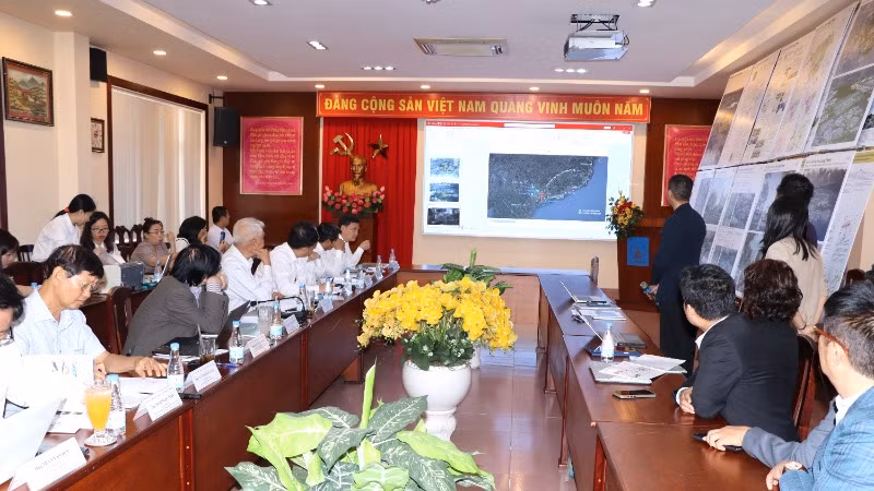 Các thành viên Hội đồng nghe trình bày phương án.