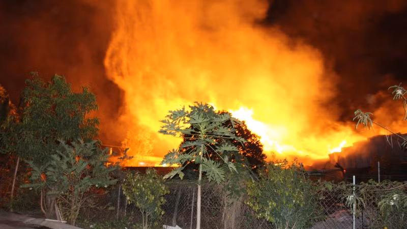 Xưởng sản xuất đồ gỗ bốc cháy dữ dội trong đêm.